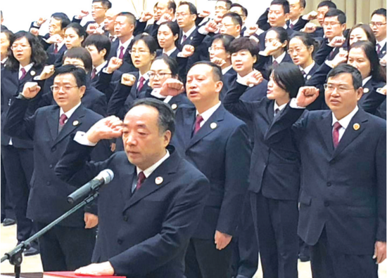 省检察院检察官重温宪法誓词。