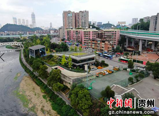 图为贵阳市青山再生水厂外景,地面为休闲公园地下为再生水厂。代宇 摄