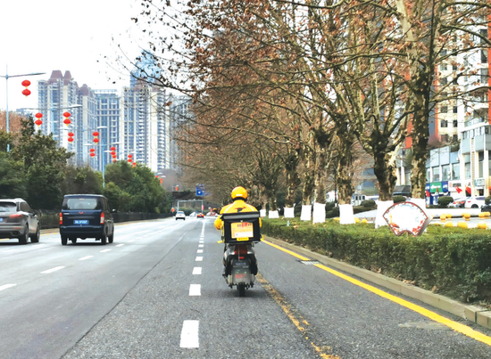 奔走在大街小巷的外卖小哥。