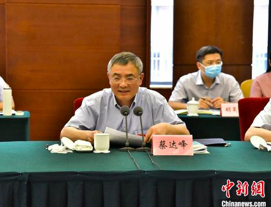 全国人大常委会副委员长、民进中央主席蔡达峰在民进中央重点考察调研专题座谈会上讲话。王晓琳 摄