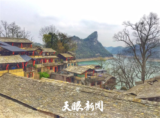 石?#20998;?#25104;的村寨