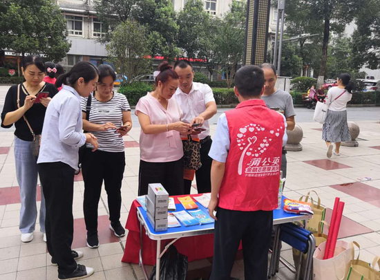 邮储银行剑河县支行积极开展反假货币宣传月活动