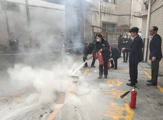 州分行机关灭火演练现场此次安全教育培训,应急疏散,灭火演练取得了