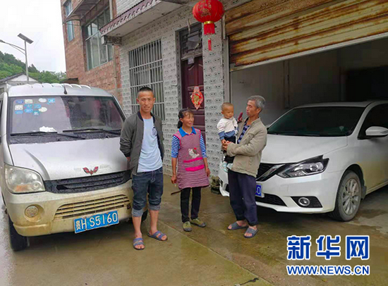 李明义(右)与家人的合影。新华网发
