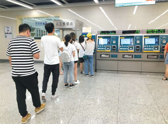 中山西路站扫码买票排长队。