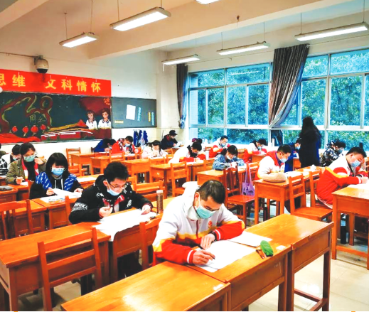 贵阳一中的高三学子正认真答卷。 李佩云 朱蓉 摄