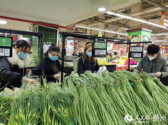 市民在德江县一家超市内选购蔬菜。肖长福 摄