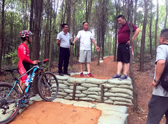 贵州山地户外运动管理中心吴戎一行赴红枫湖考察贵州山地自行车队训练场地建设项目