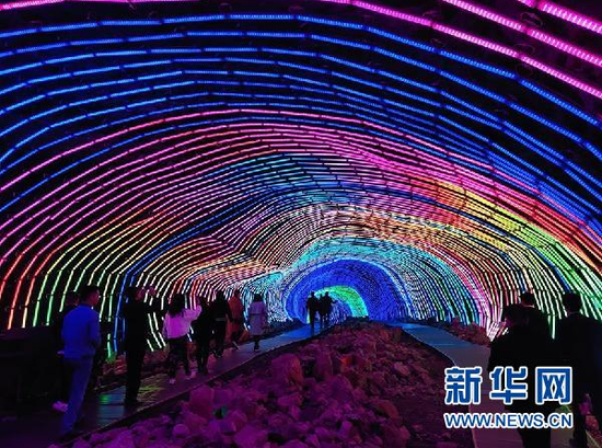 游客在参观朱砂古镇岩鹰窝采矿坑道。新华社记者 崔晓强 摄