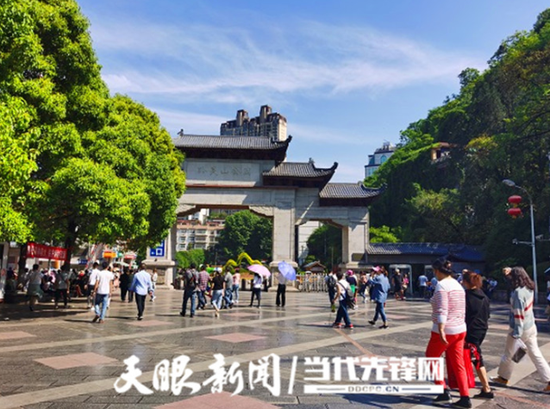 黔灵山公园大门处。
