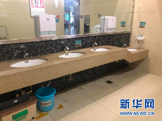 贵阳机场洗手间的装饰石板内含有腕足类化石。新华社记者 蒋成 摄