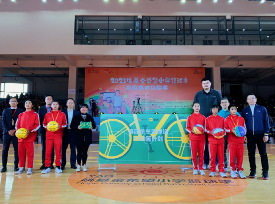 美团携手姚基金发起“美团单车变球场·YAO篮计划”，明年将建26座乡村学校环保球场