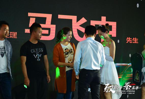 为首批车主颁发新车钥匙