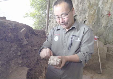 付永旭示范古人类制作和打制石器。