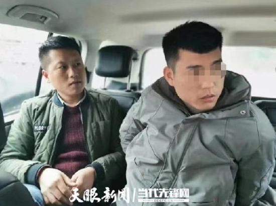 犯罪嫌疑人（右）被抓获归案