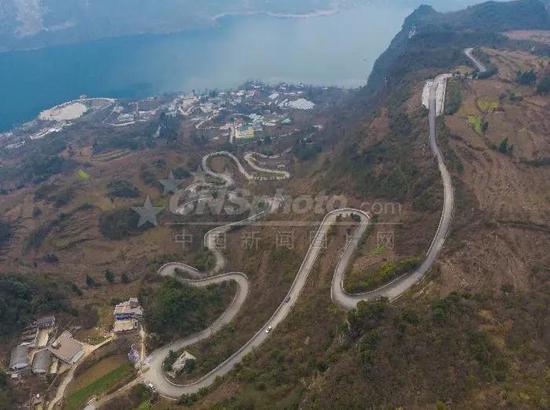 化屋村的通村公路。韩贤普 摄