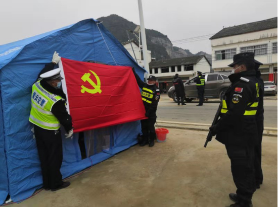 (猫营镇黄土检疫点民警面对党旗宣誓)