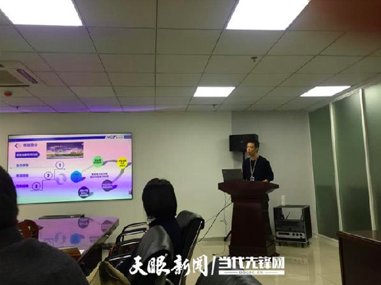 李森向客户介绍公司产品