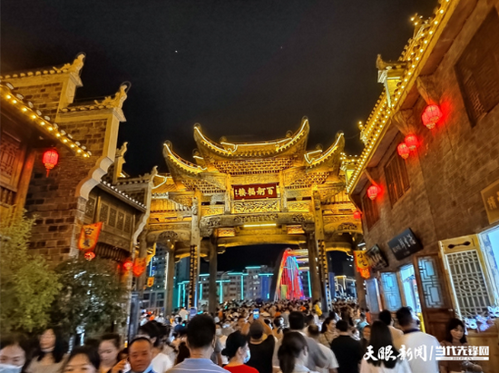 聚焦"旅游两会|夜游古城,感受铜仁中南门喧闹的"夜"