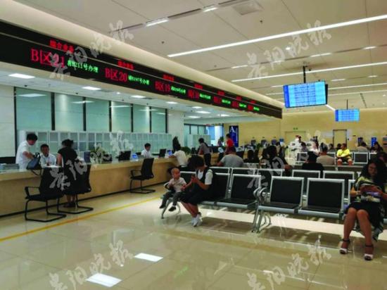 市民在市公积金中心新服务大厅等待办理业务