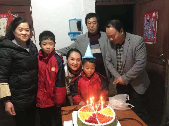 王扬苛(中间)给徐骏鹏(蛋糕前)过生日