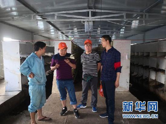 张俊了解长毛兔养殖情况。新华网发(受访者供图)