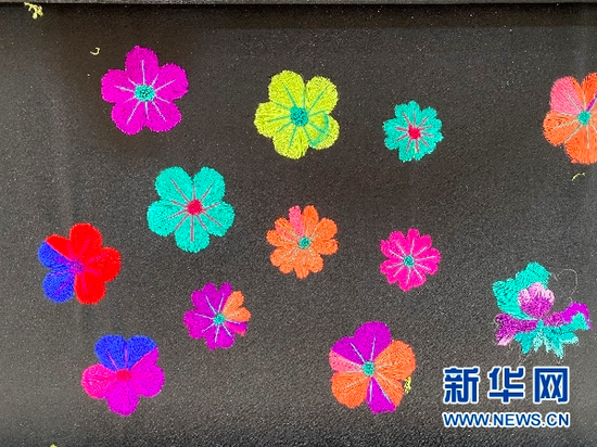 “锦绣计划”学员制作的手绣。新华网 王雪松 摄