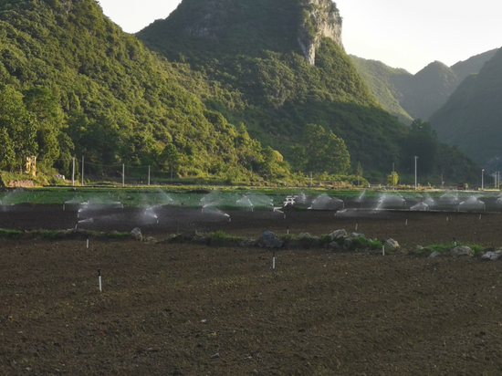 (基地正在灌溉)
