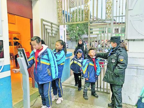 ����������ѧУ��ȡ�����ֶβ�����Уѧ�����¡� �ư��� ��