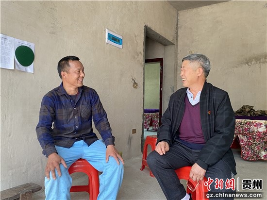 姚元会在询问建档立卡户近期情况