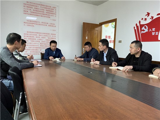 龙门坳村支“两委”在商讨今年种植规划