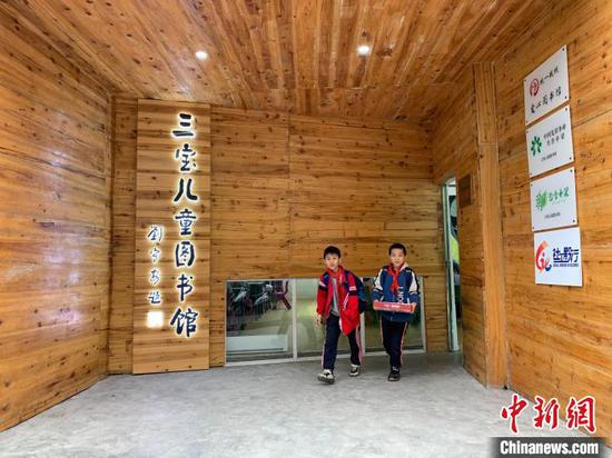 图为三宝儿童图书馆大门。 张冬冬 摄
