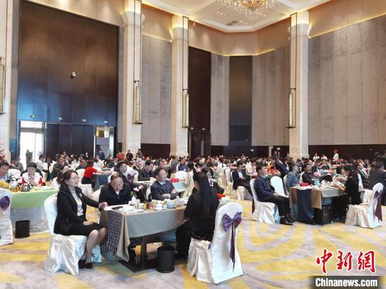 图为2021年贵州春季斗茶赛颁奖仪式现场。 唐哲 摄