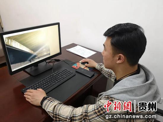 工作人员通过“安易行”小程序查看商户消防安全自查上报情况
