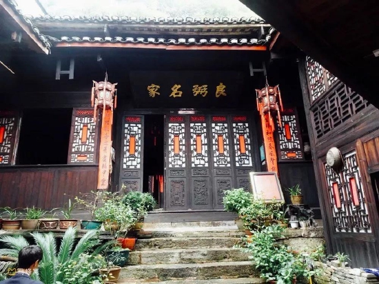 水际云烟都如画,这座小城坐落在青山环抱,水雾缭绕的风景里