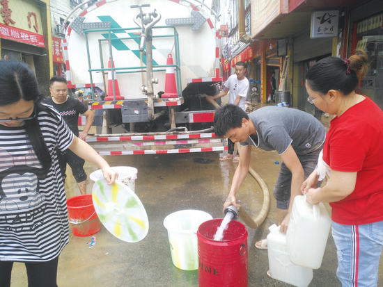 市民在供水点取水。