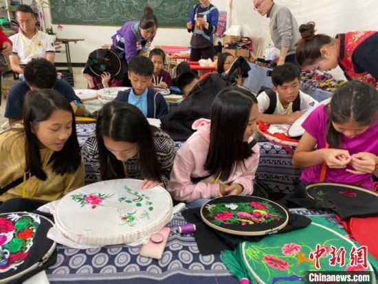 图为香港青少年体验和学习布依族刺绣。 刘鹏 摄