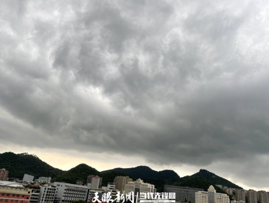 贵阳,7月17日17点40分左右,乌云密布,雷声滚滚