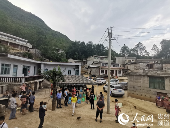 蚂蚁冲门口的通组路串到家家户户。李宇 摄