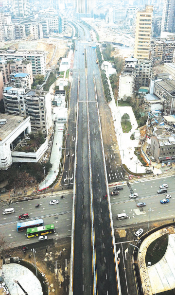 鸟瞰人民大道。 本报记者邱凌峰 摄