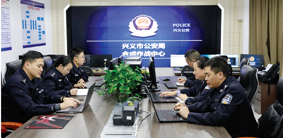 合成作战中心汇聚了警界精英。