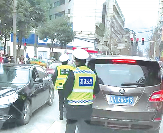 两名交警跑步上前疏导交通。