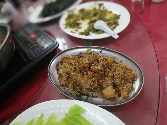 品尝烤香猪