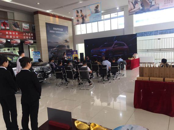 客户赏车,亲身感受RX8的内饰、外观、配置等。