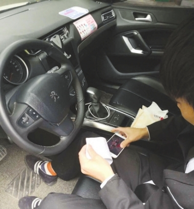 网约车驾驶员违停打“王者荣耀”排位赛,游戏玩得太专注,交警来了完全不知道