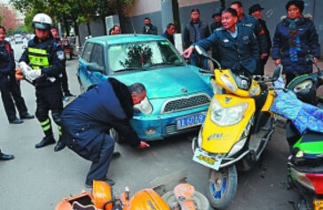 幼童帮爸爸守车拧车钥匙 轿车青蛙跳压倒小学