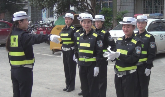 荔波县首支女子交警中队正式上岗执勤