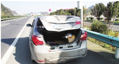现代轿车超车违规变道,车尾被撞坏