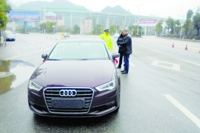 奥迪未挂车牌交警查车 司机掏出一本火车驾照