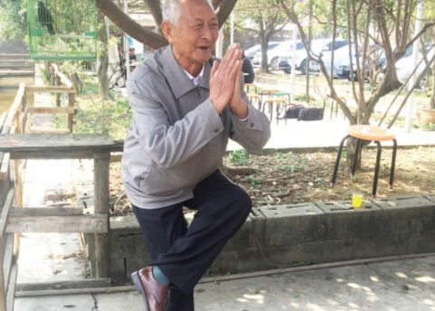 84岁老爷子爱养生 高难度瑜伽犁式轻松搞定